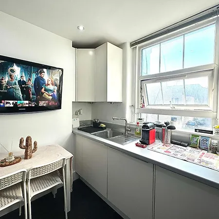 Cozy Apartment In Edgware Road